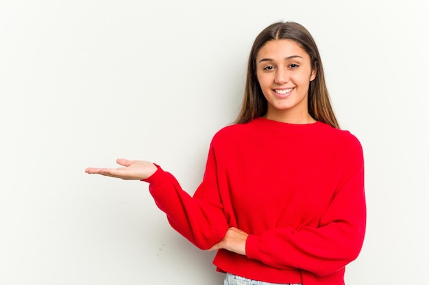 Mostrando uno spazio di copia su un palmo e tenendo un'altra mano sulla vita