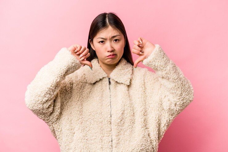 Photo 嫌いなジェスチャーを示すことは、不一致の概念を低く評価します