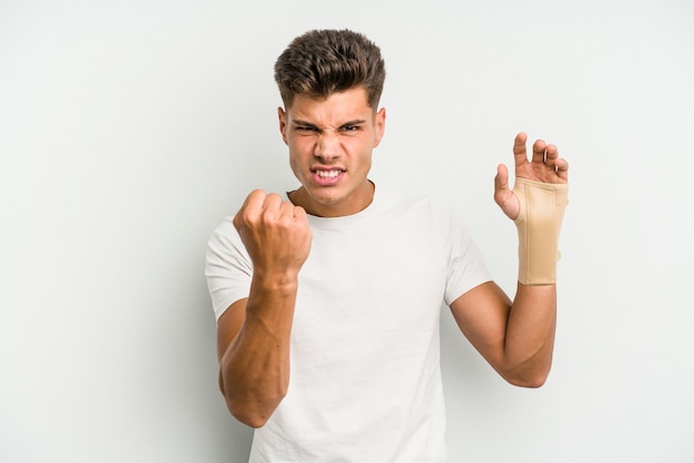 Foto mostrando il pugno all'espressione facciale aggressiva della fotocamera