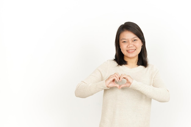 Показаны знак сердца красивой азиатской женщины, изолированные на белом фоне
