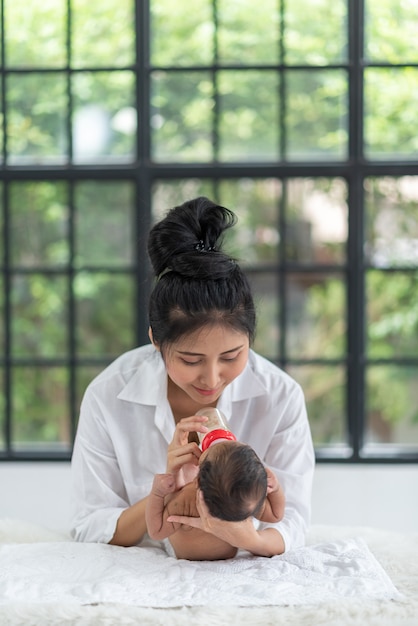 어머니와 신생아의 사랑을 보여주는