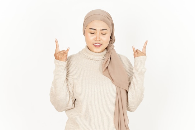 Mostrando le mani di metallo della bella donna asiatica che indossa l'hijab isolato su sfondo bianco