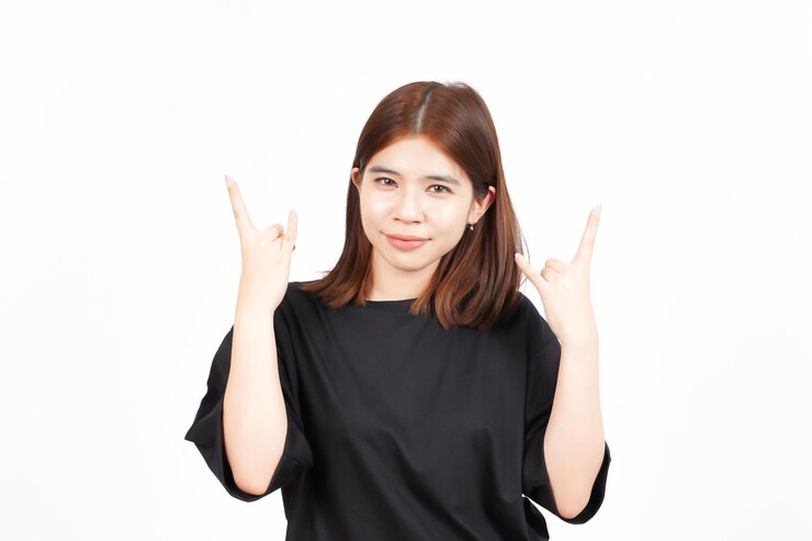 Photo 白い背景に分離された美しいアジアの女性の金属記号を表示