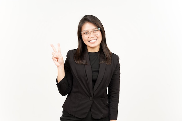 흰색 배경에 고립 된 검은 재킷을 입고 아름 다운 아시아 여자의 평화 표시를 보여주는