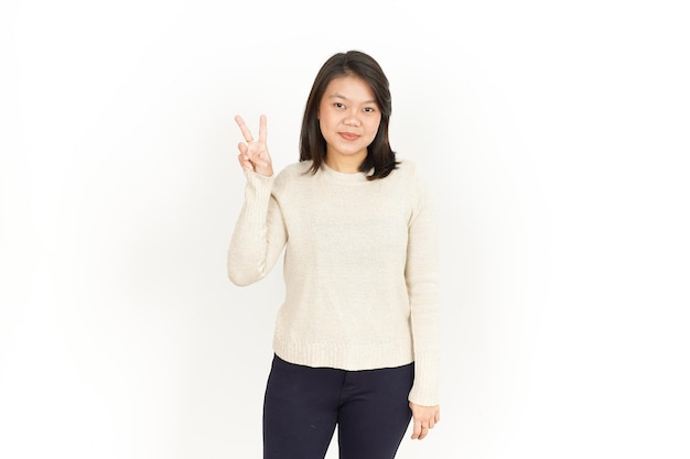 흰색 배경에 고립 된 아름 다운 아시아 여자의 평화 또는 승리 표시를 표시
