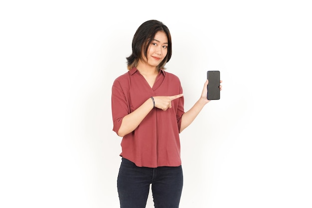 美しいアジアの女性の空白の画面のスマートフォンでアプリや広告を表示して提示する