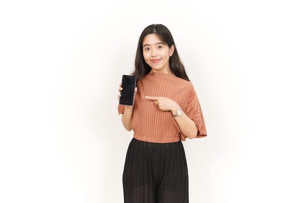 흰색 배경에 고립 된 아름 다운 아시아 여자의 빈 화면에 앱을 표시 하 고 발표
