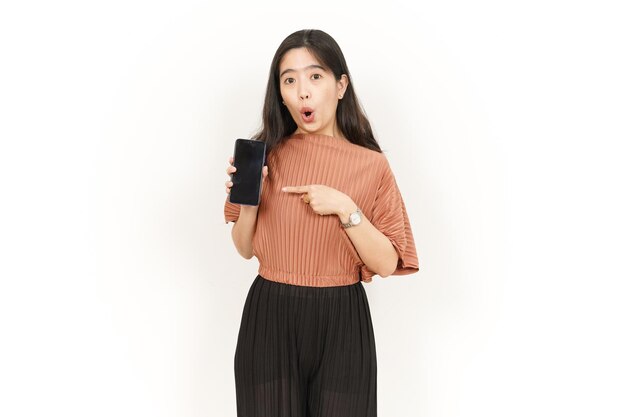 흰색으로 격리된 아름다운 아시아 여성의 빈 화면 스마트폰에 앱 표시 및 제시