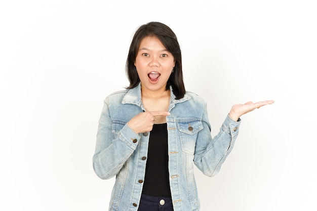 Показ и представление продукта на открытой ладони азиатской женщины в джинсовой куртке и черной рубашке