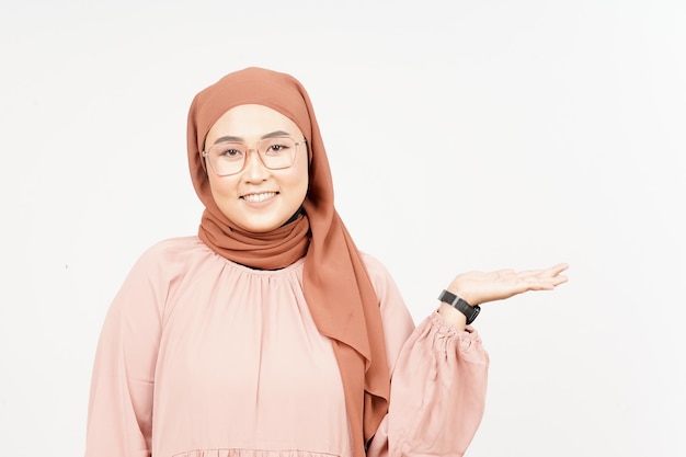 Показ и презентация продукта на открытой ладони красивой азиатки в хиджабе