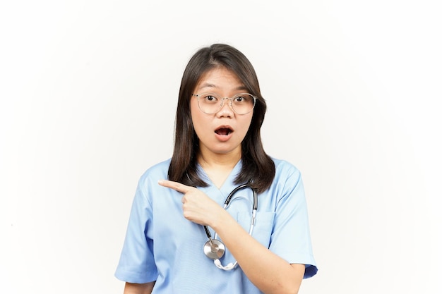 제품 표시 및 흰색 배경에 고립 된 아시아 젊은 의사의 가리키는 측면