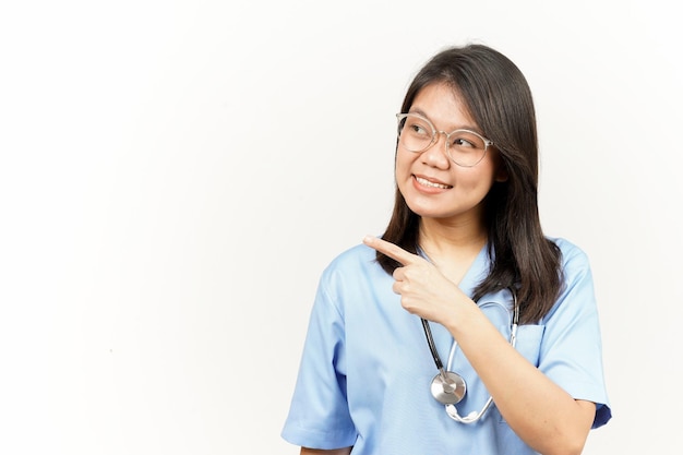 제품 표시 및 흰색 배경에 고립 된 아시아 젊은 의사의 가리키는 측면