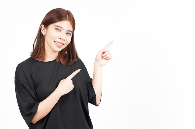白で隔離美しいアジアの女性の人差し指を使用して製品とポインティング側を表示
