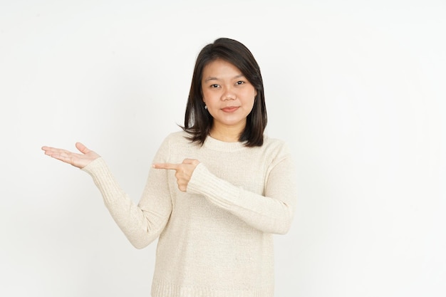 흰색 배경에 격리된 아름다운 아시아 여성의 손바닥에 추천 제품 표시