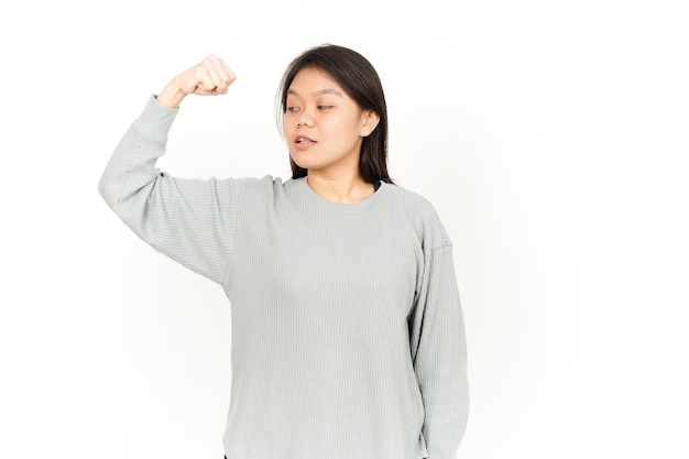 Mostrando le braccia di forza della bella donna asiatica isolata su sfondo bianco