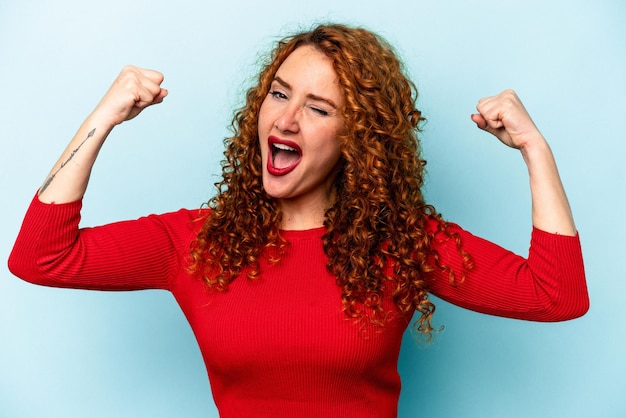 Foto mostrando il gesto di forza con le braccia simbolo del potere femminile