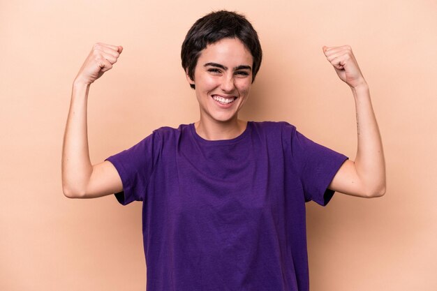 女性の力の腕のシンボルで強さのジェスチャーを示す