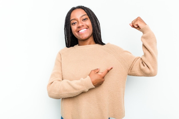 Foto mostrando il gesto di forza con le braccia simbolo del potere femminile