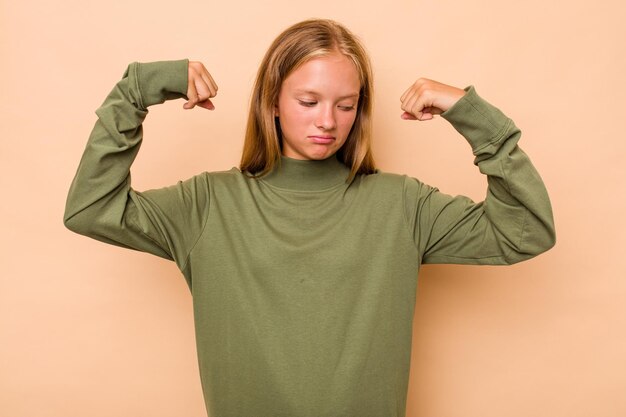 女性の力の腕のシンボルで強さのジェスチャーを示す