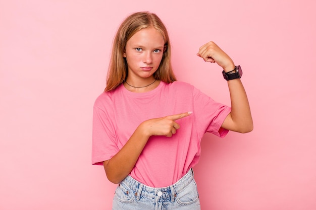 Mostrando il gesto di forza con le braccia simbolo del potere femminile