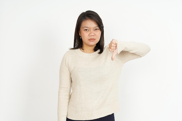 흰색 배경에 고립 된 아름 다운 아시아 여자의 아래로 엄지손가락을 보여주는