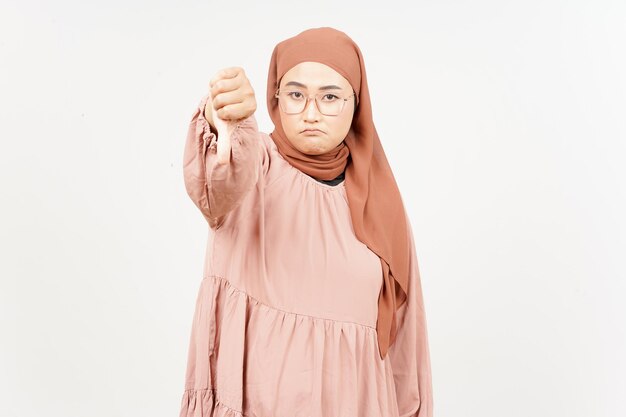Показаны пальцы вниз красивой азиатской женщины в хиджабе, изолированные на белом фоне