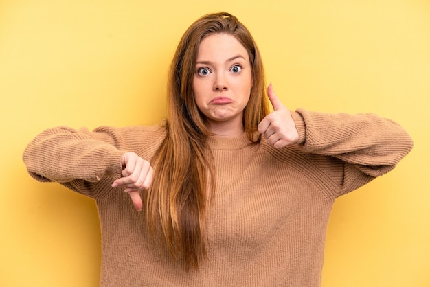 Foto mostrare i pollici in su e i pollici in giù è difficile scegliere il concetto