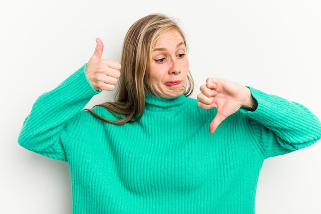 Foto mostrare i pollici in su e i pollici in giù è difficile scegliere il concetto