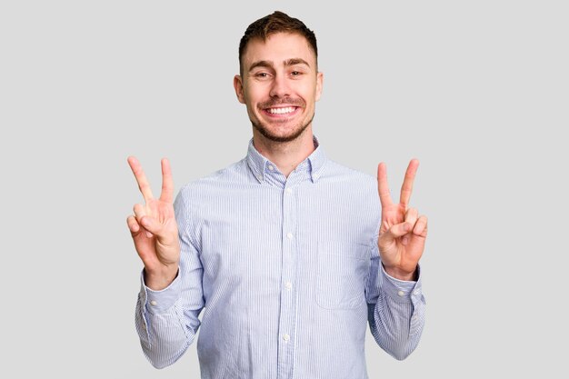 Foto mostrando il segno della vittoria e sorridendo ampiamente