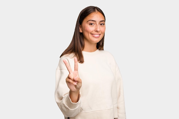 Foto mostrando il segno della vittoria e sorridendo ampiamente