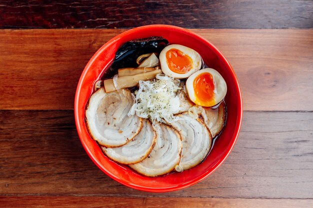 Shoyu Chashu라면 : Chashu 돼지 고기, 삶은 계란, 마른 S가 들어간 Shoyu 소스 스프에 일본라면