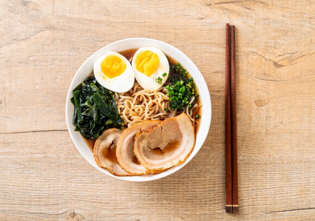 Shoyu ramen noedel met varkensvlees en ei