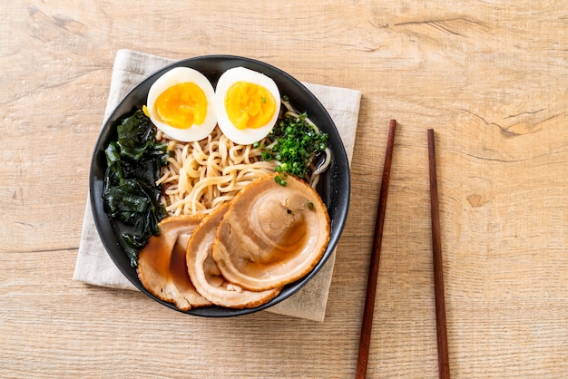 Shoyu ramen noodle met varkensvlees en ei