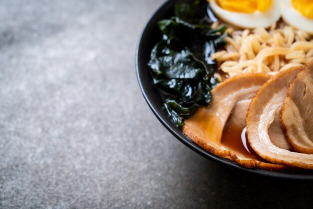 Shoyu ramen noodle met varkensvlees en ei