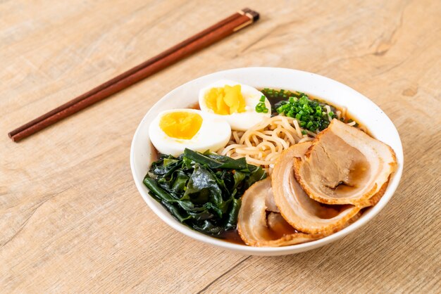 Shoyu ramen noodle met varkensvlees en ei