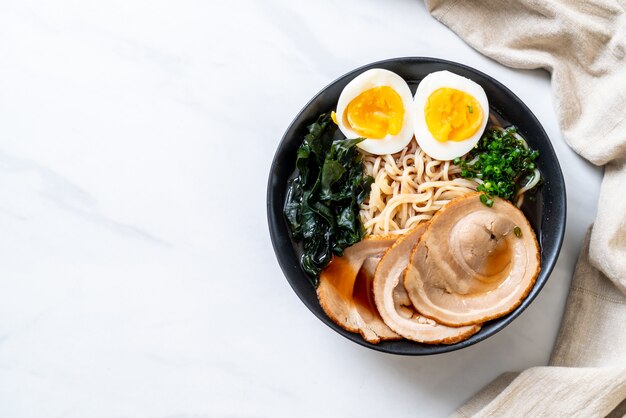 Shoyu ramen noodle met varkensvlees en ei