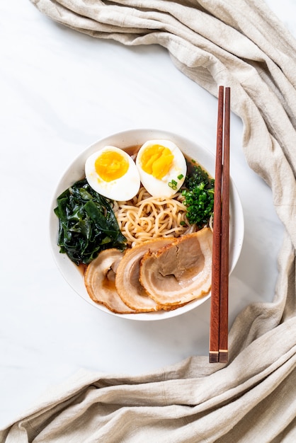 Shoyu ramen noodle met varkensvlees en ei