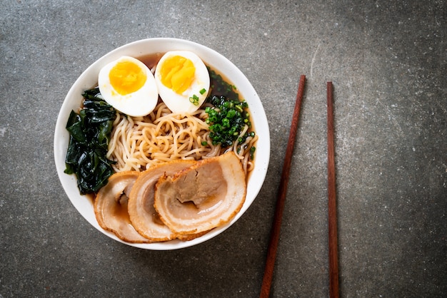 Shoyu ramen noodle met varkensvlees en ei