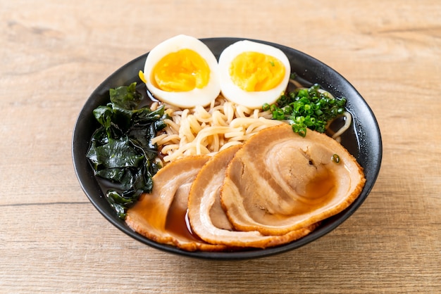 Shoyu ramen noodle met varkensvlees en ei