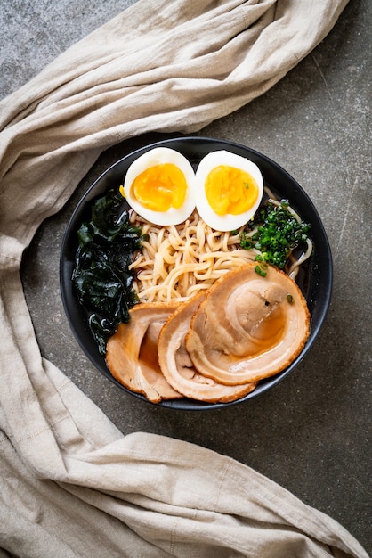 Shoyu ramen noodle met varkensvlees en ei