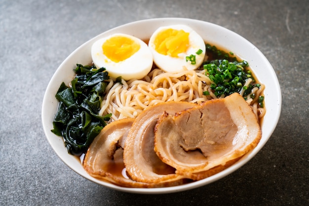 Shoyu ramen noodle met varkensvlees en ei