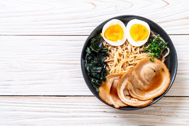 Photo shoyu ramen noodle with pork and egg