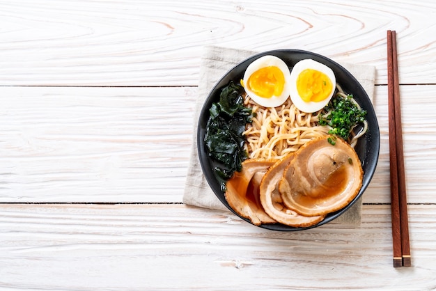 Photo shoyu ramen noodle with pork and egg