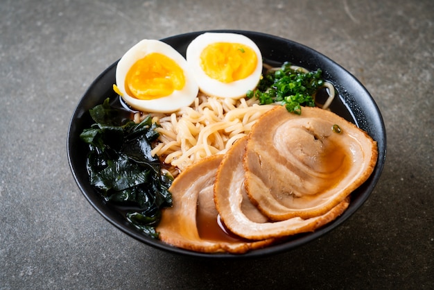 Tagliatella di ramen di shoyu con carne di maiale e uovo