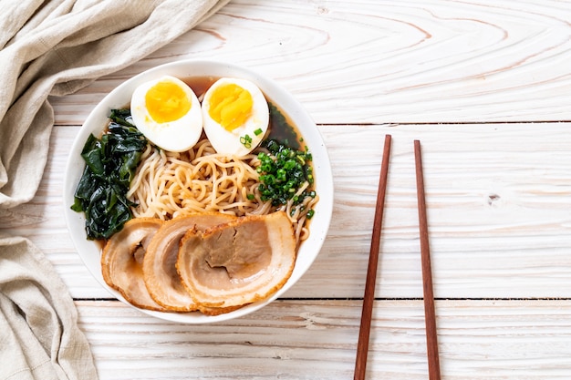 Tagliatella di ramen di shoyu con carne di maiale e uovo