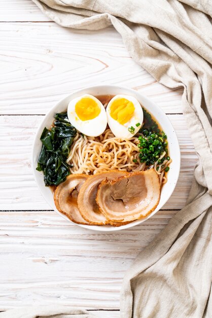 Tagliatella di ramen di shoyu con carne di maiale e uovo