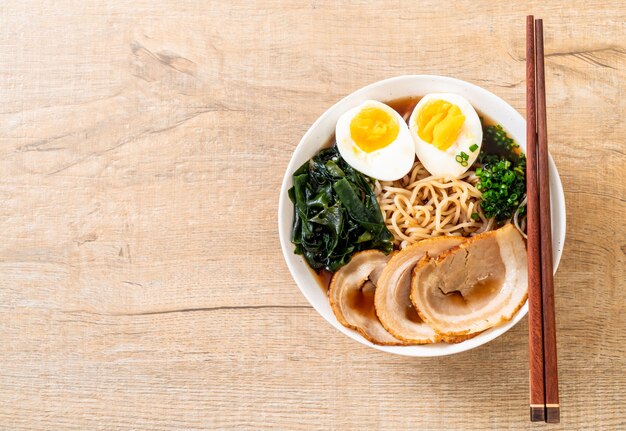 Photo shoyu ramen noodle with pork and egg