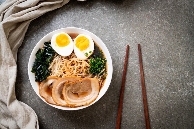 Tagliatella di ramen di shoyu con carne di maiale e uovo