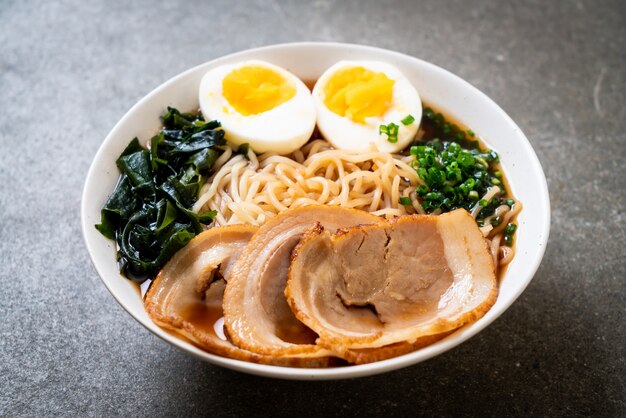 Photo shoyu ramen noodle with pork and egg