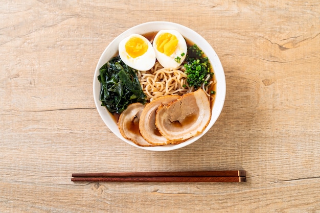 Photo shoyu ramen noodle with pork and egg